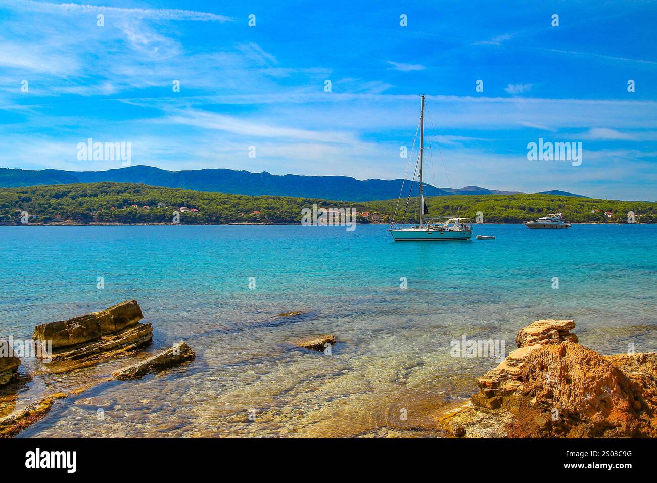 Panorama della città, vista dei monumenti di Vrboska, attrazioni sull'isola di Hvar, barche ormeggiate nella baia Foto Stock