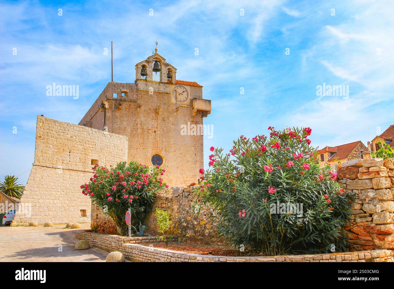Panorama della città, vista dei monumenti di Vrboska, attrazioni sull'isola di Hvar, barche ormeggiate nella baia Foto Stock