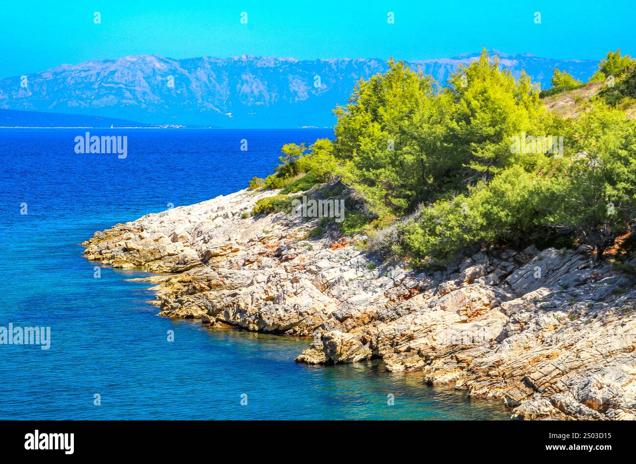 Un viaggio in bicicletta intorno all'isola di Hvar, panorama, spiagge selvagge vicino a Jelsa, un luogo ideale per una pausa vacanza Foto Stock