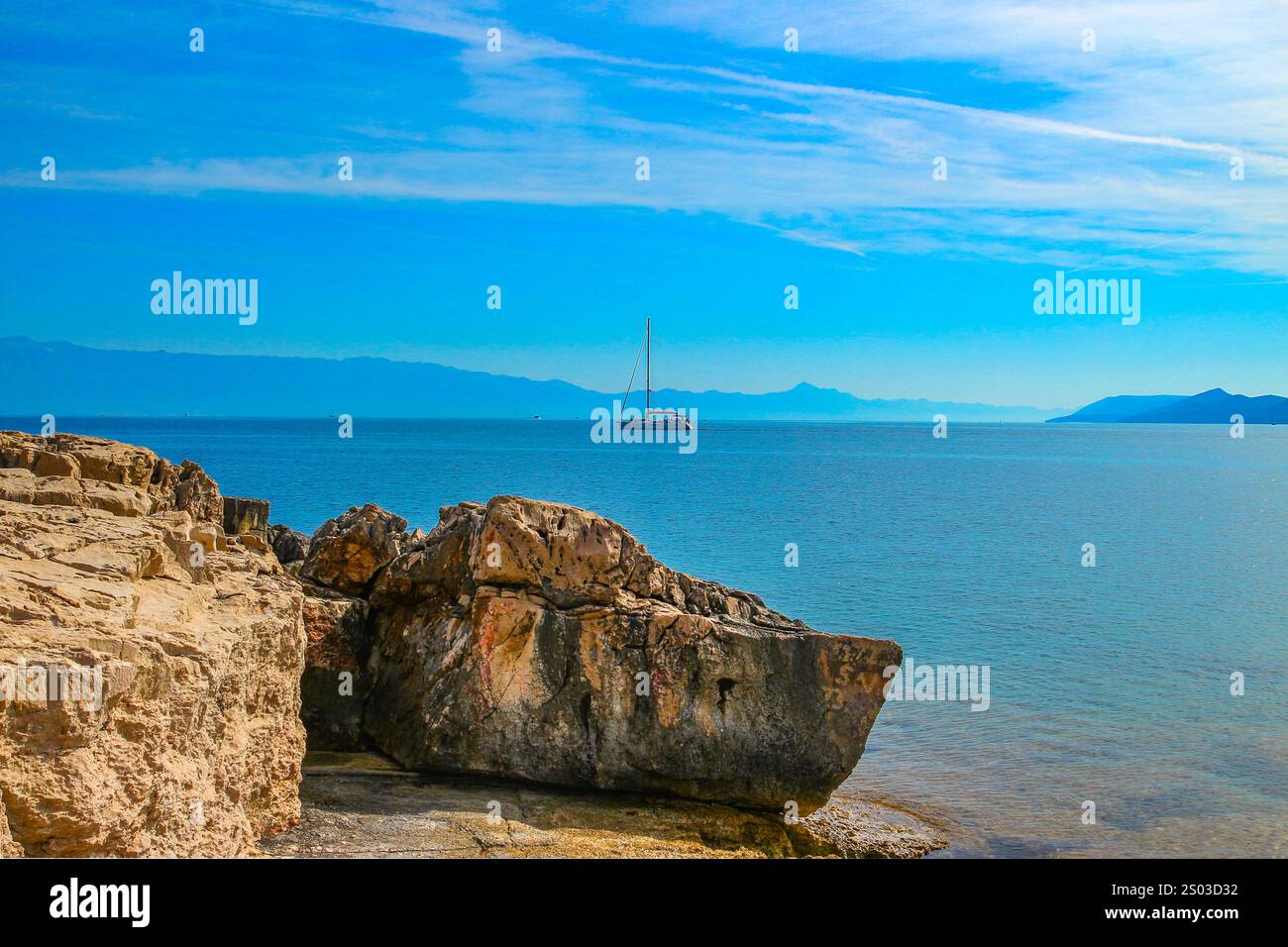 Un viaggio in bicicletta intorno all'isola di Hvar, panorama, spiagge selvagge vicino a Jelsa, un luogo ideale per una pausa vacanza Foto Stock