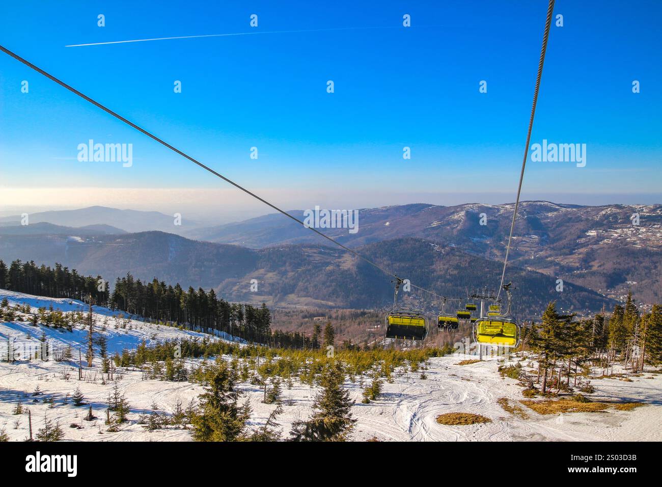 Arrampicata sul sentiero per Malinowska Skała, stridio, nevicata in montagna, percorso scivoloso, Polonia Foto Stock