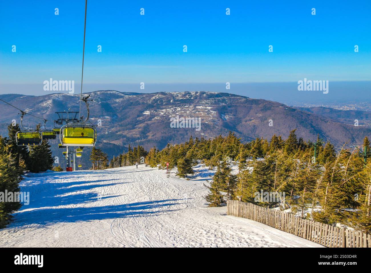 Arrampicata sul sentiero per Malinowska Skała, stridio, nevicata in montagna, percorso scivoloso, Polonia Foto Stock