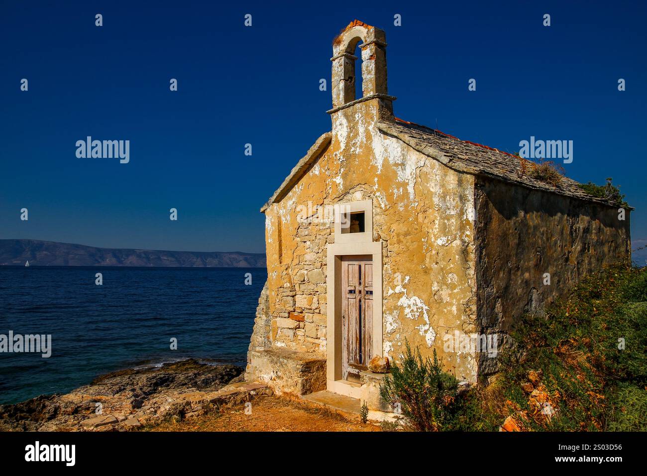 Un viaggio in bicicletta intorno all'isola di Hvar, panorama, spiagge selvagge vicino a Jelsa, un luogo ideale per una pausa vacanza Foto Stock