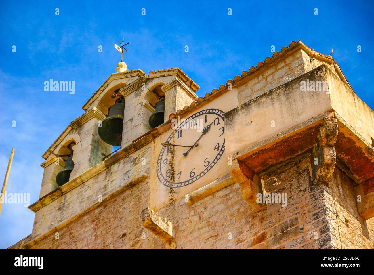 Panorama della città, vista dei monumenti di Vrboska, attrazioni sull'isola di Hvar, barche ormeggiate nella baia Foto Stock
