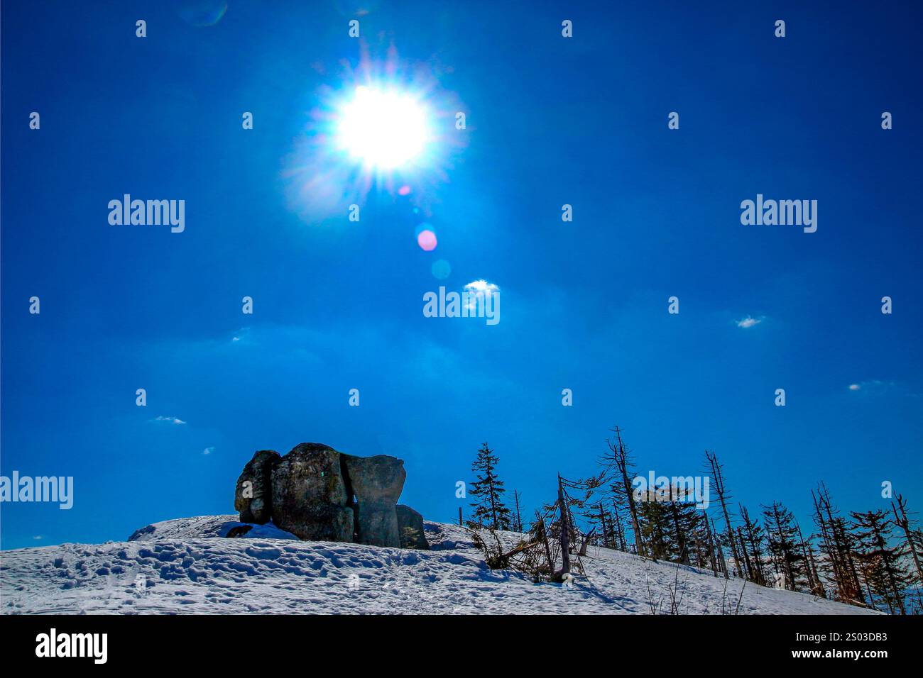 Una donna che cammina lungo il sentiero in inverno verso Skrzyczne, Malinowska Skala Foto Stock