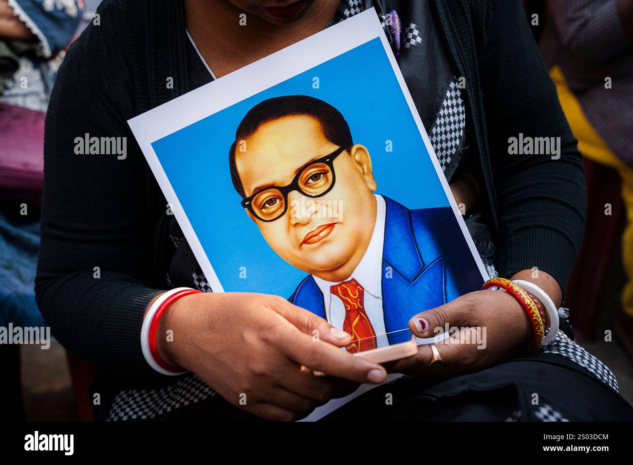 Guwahati, India. 24 dicembre 2024. I membri del Congresso Indiano tengono un poster di Babasaheb BR Ambedkar durante la protesta contro il ministro degli interni dell'Unione Amit Shah per le sue osservazioni su B R Ambedkar il 24 dicembre 2024 a Guwahati, India. Crediti: David Talukdar/Alamy Live News Foto Stock