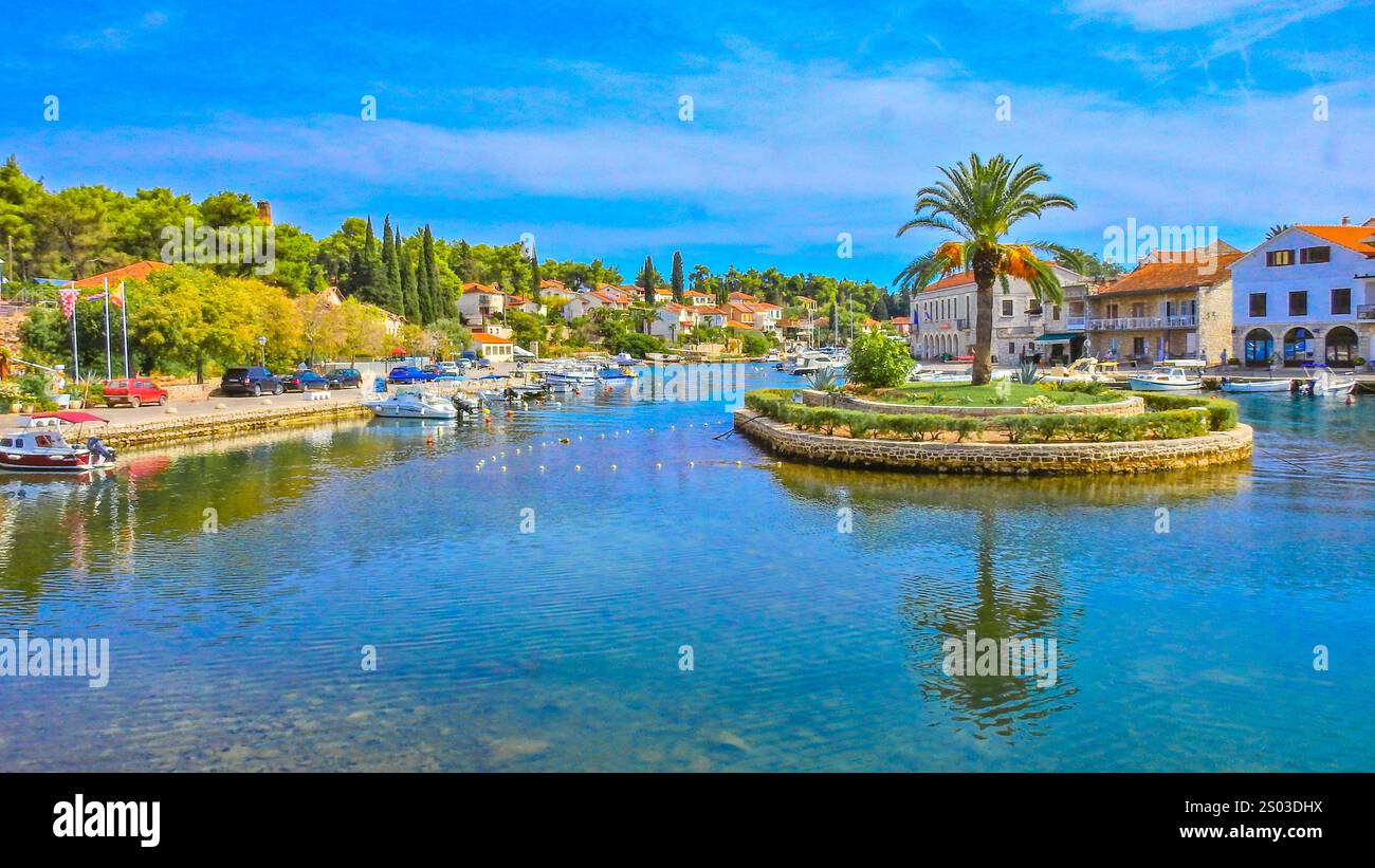 Panorama della città, vista dei monumenti di Vrboska, attrazioni sull'isola di Hvar, barche ormeggiate nella baia Foto Stock