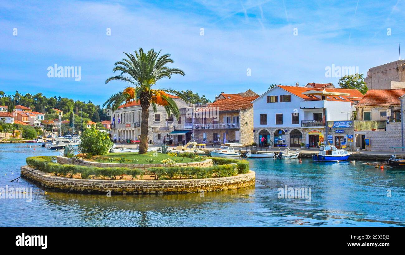 Panorama della città, vista dei monumenti di Vrboska, attrazioni sull'isola di Hvar, barche ormeggiate nella baia Foto Stock