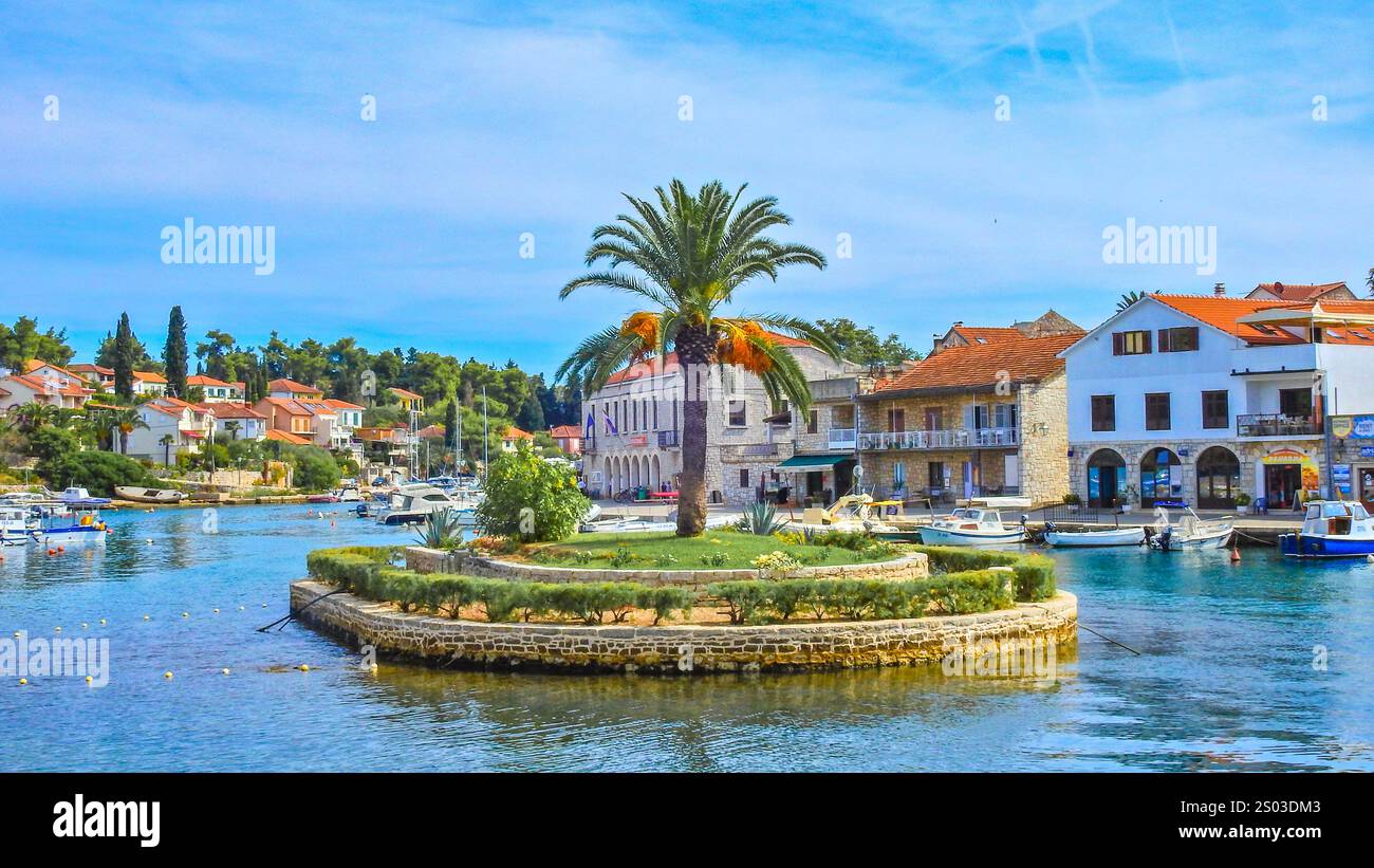 Panorama della città, vista dei monumenti di Vrboska, attrazioni sull'isola di Hvar, barche ormeggiate nella baia Foto Stock