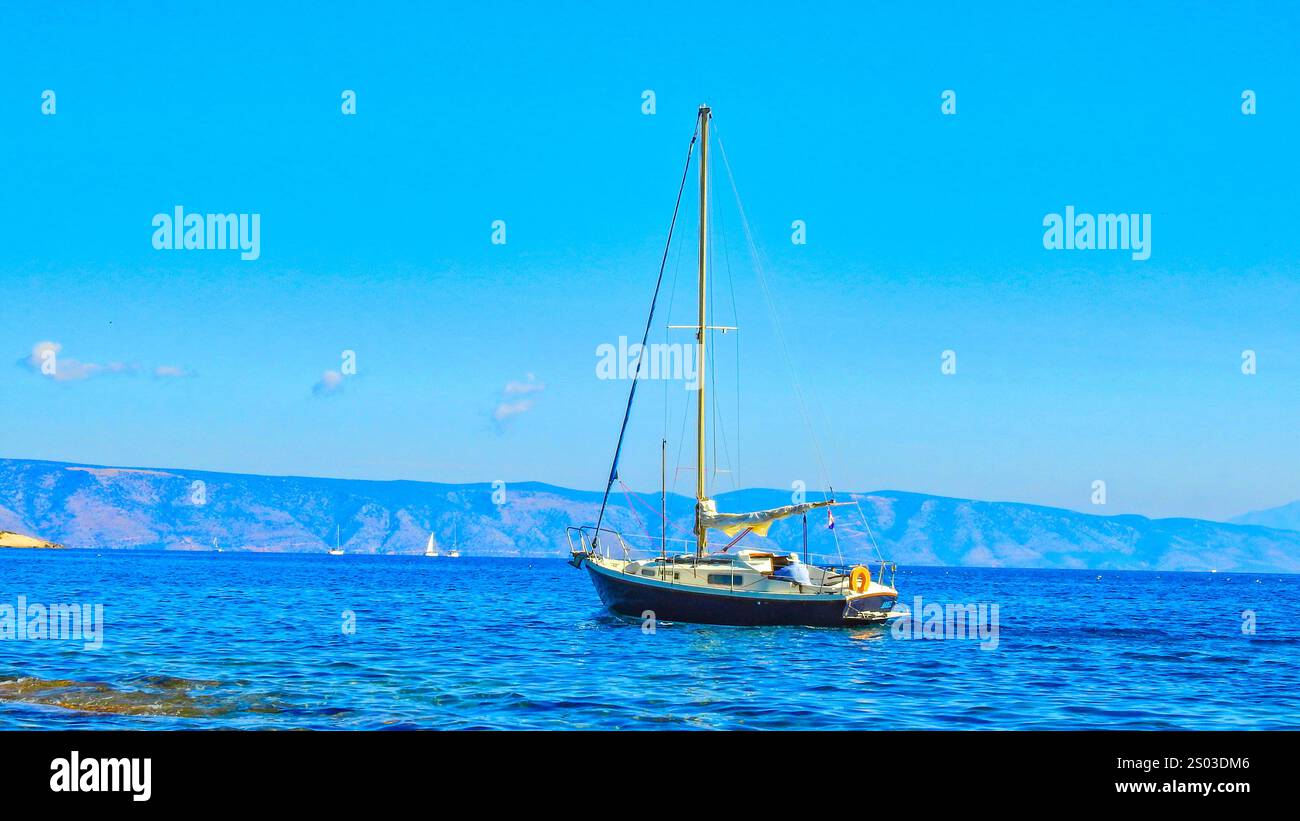 Lo yacht naviga da solo sulla costa del mare Adriatico della Croazia Foto Stock