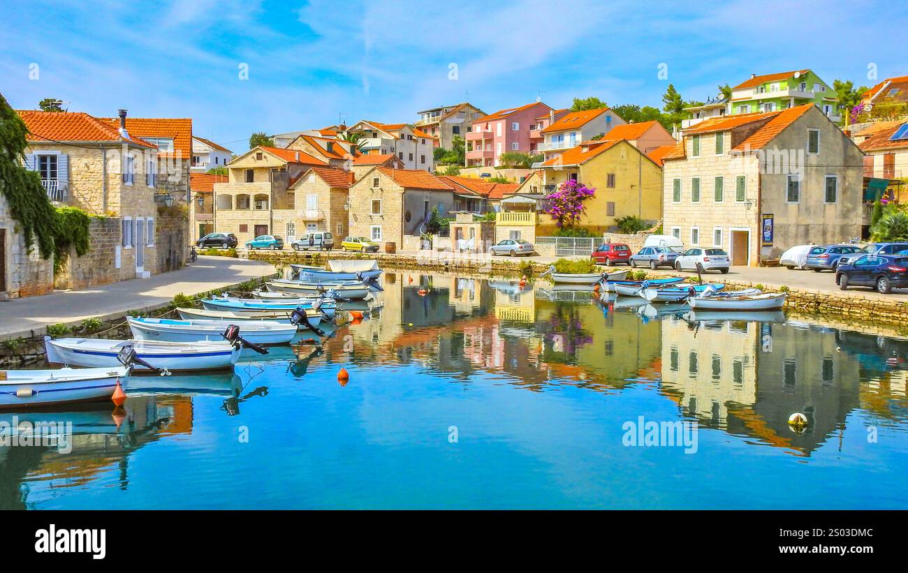 Panorama della città, vista dei monumenti di Vrboska, attrazioni sull'isola di Hvar, barche ormeggiate nella baia Foto Stock