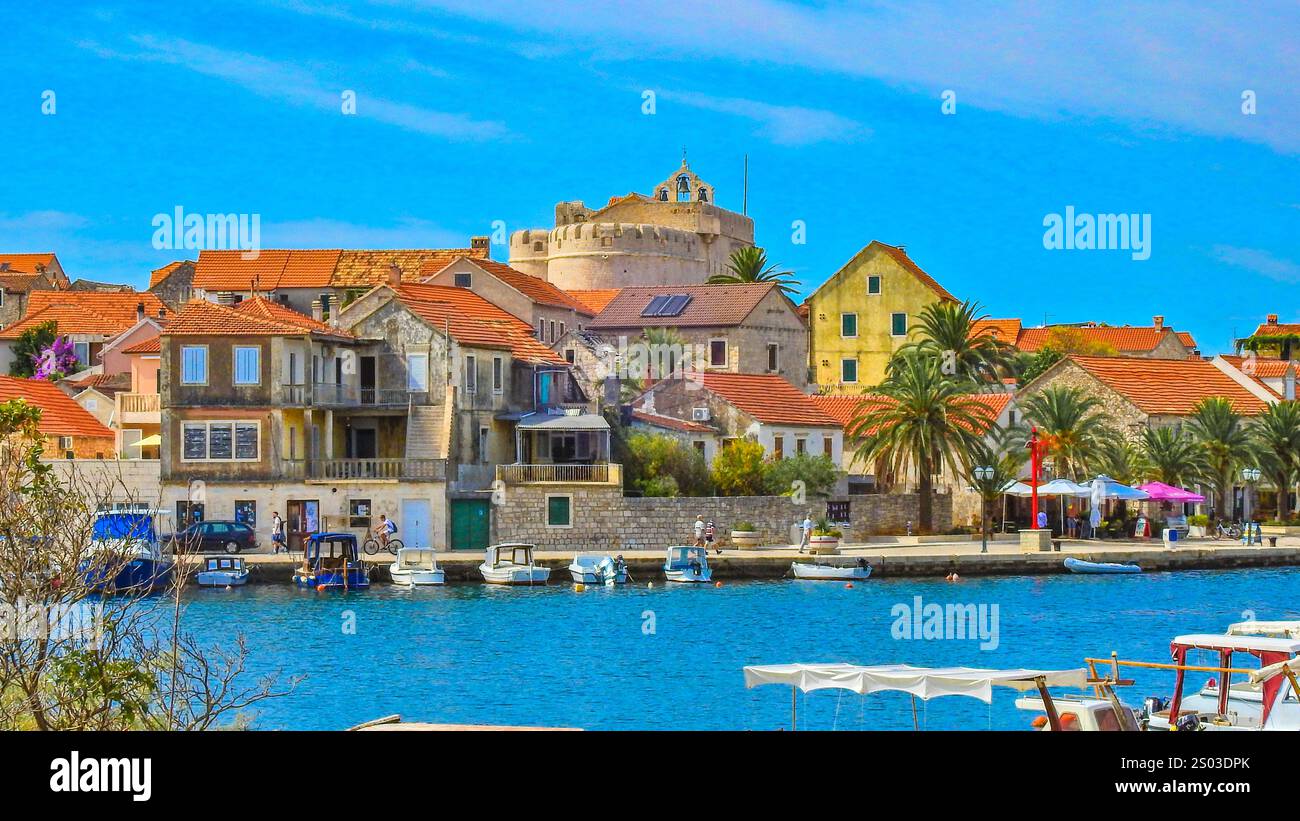 Panorama della città, vista dei monumenti di Vrboska, attrazioni sull'isola di Hvar, barche ormeggiate nella baia Foto Stock