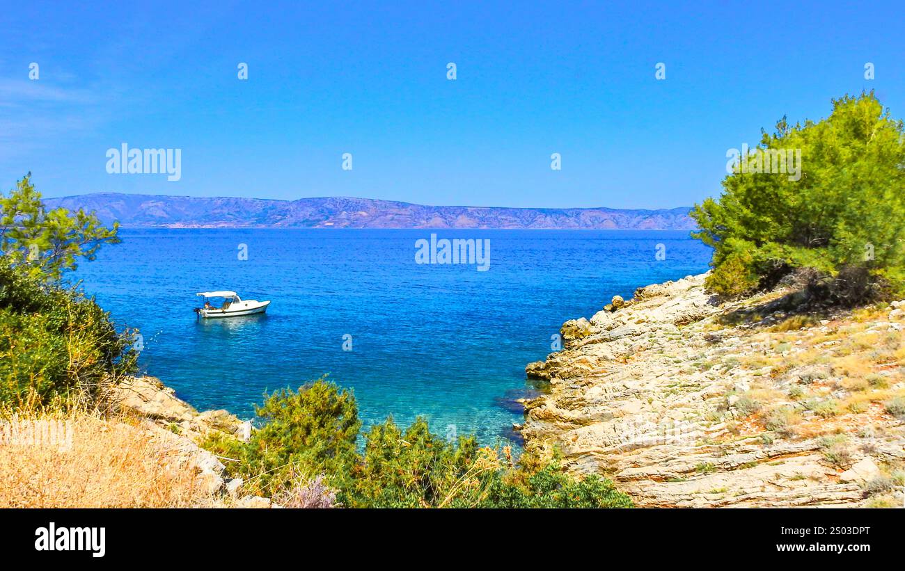 Un viaggio in bicicletta intorno all'isola di Hvar, panorama, spiagge selvagge vicino a Jelsa, un luogo ideale per una pausa vacanza Foto Stock