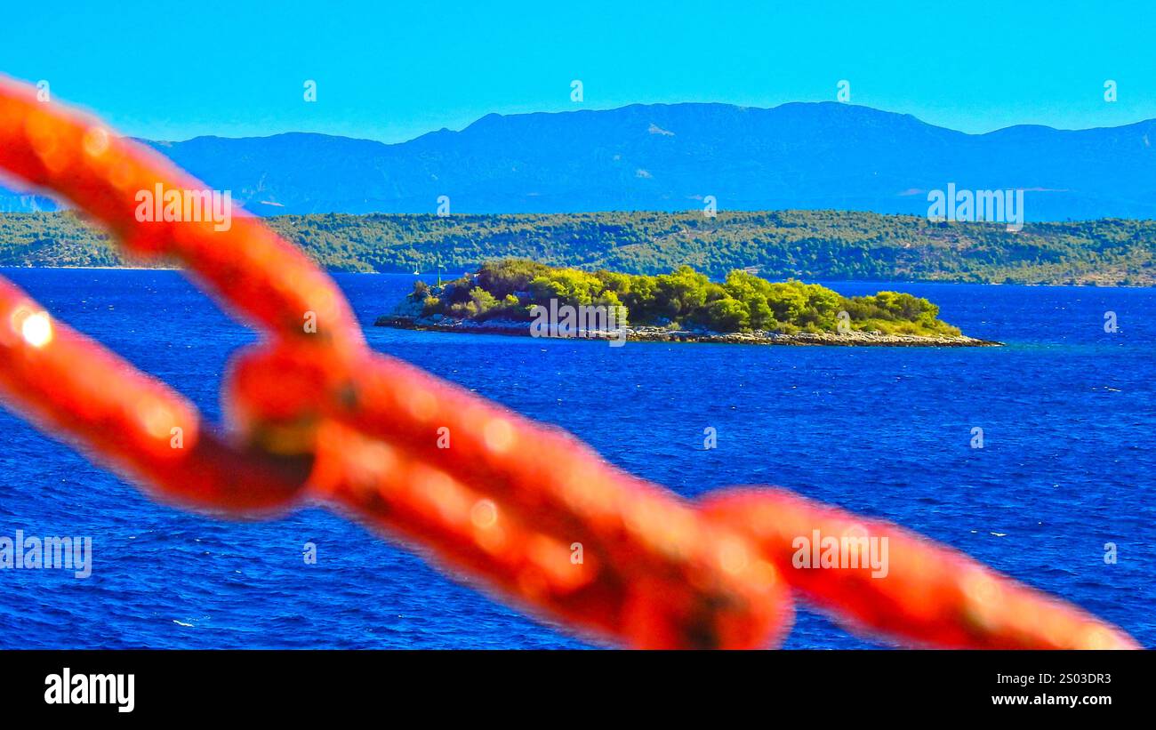 Catena rossa sul traghetto, vista panoramica delle isole croate, percorso d'acqua da Dubrovnik all'isola di Hvar Foto Stock