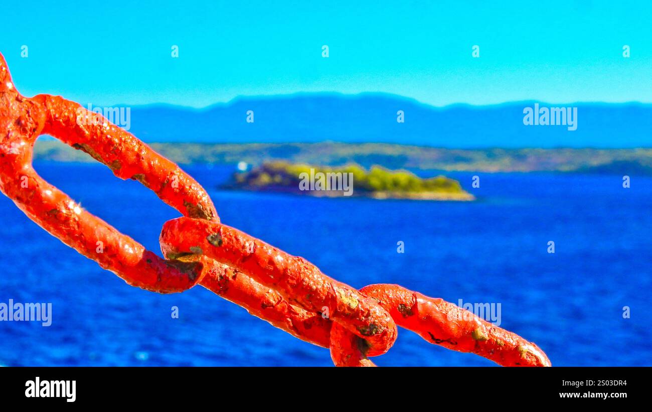 Catena rossa sul traghetto, vista panoramica delle isole croate, percorso d'acqua da Dubrovnik all'isola di Hvar Foto Stock