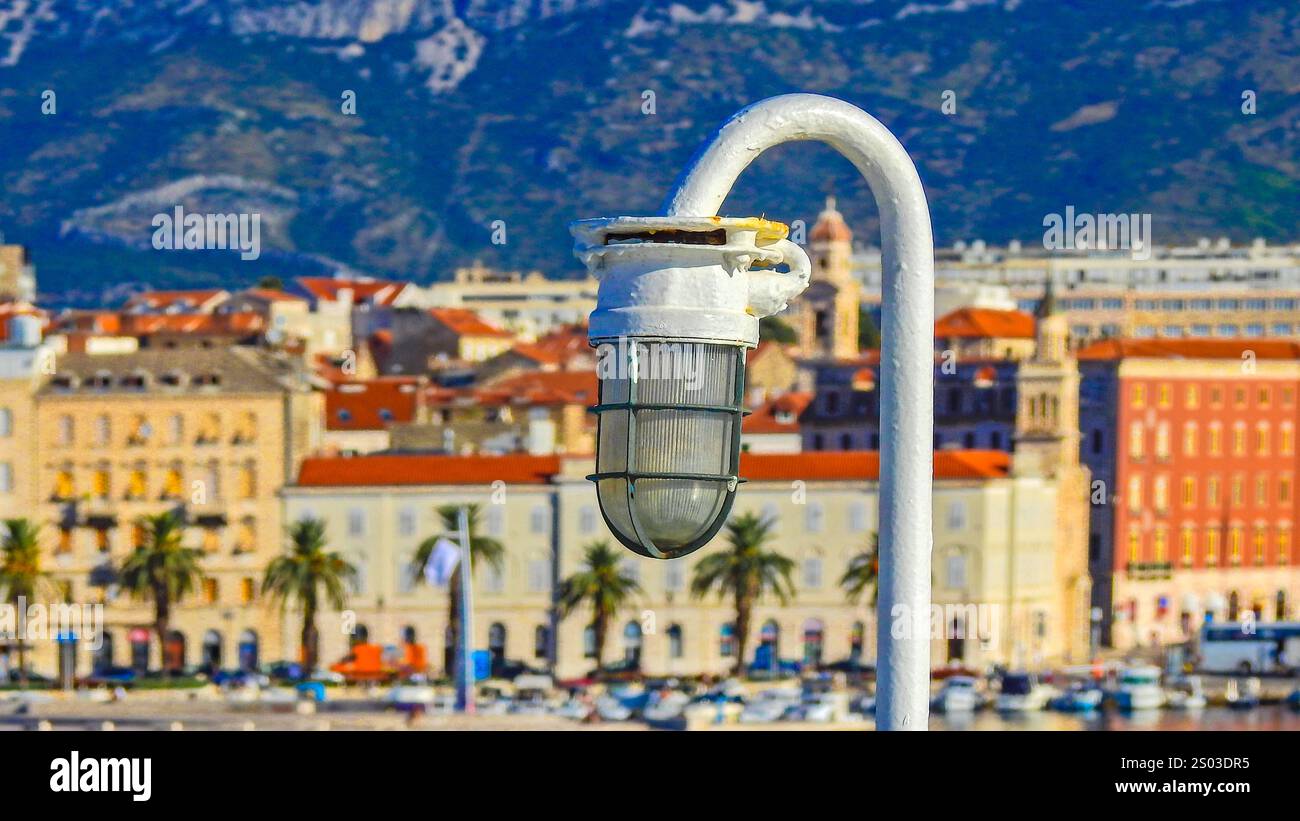 Partenza della nave dal porto di Dubrovnik, verso l'isola di Hvar, vista del panorama della città vecchia e degli edifici in Croazia Foto Stock