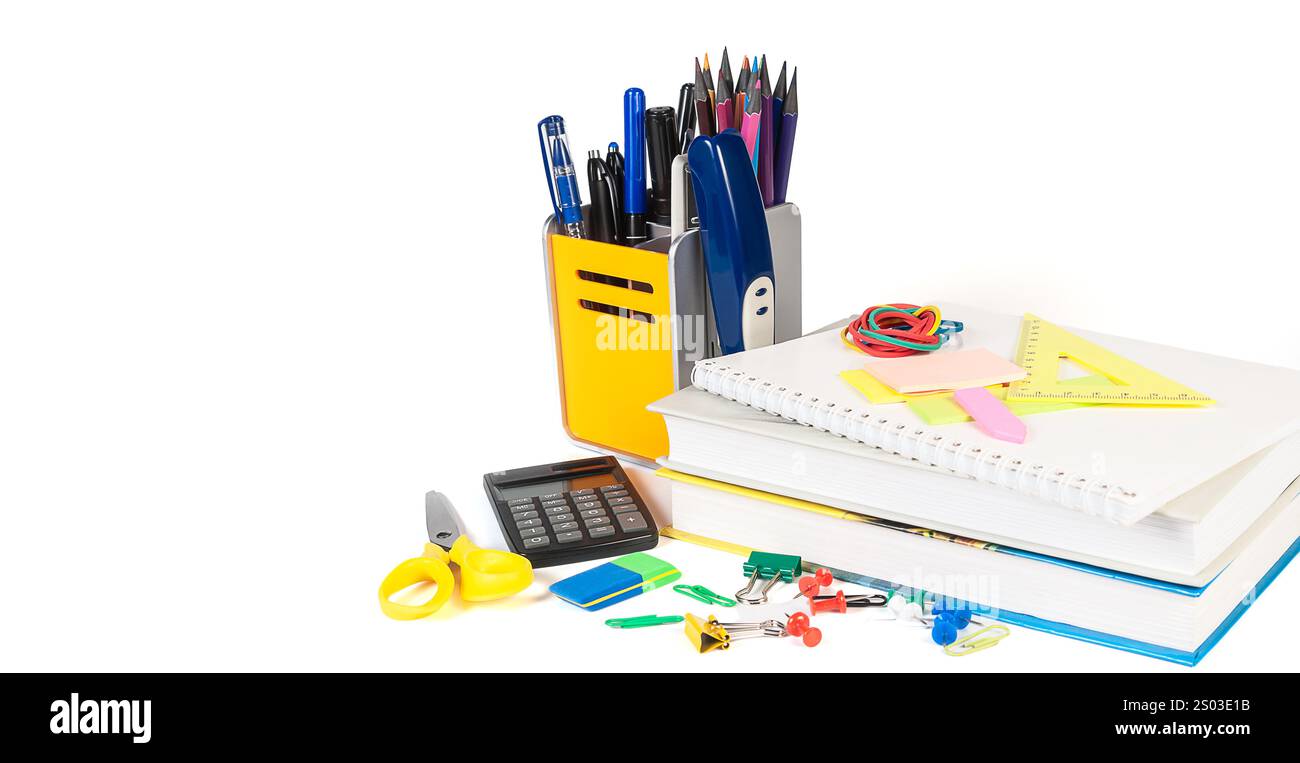 Una collezione di vivaci materiali di consumo per ufficio con cucitrice, graffette, libri, graffette per rilegatura, perni a pressione, gomme e fasce elastiche. Ideale per gli organizzatori Foto Stock