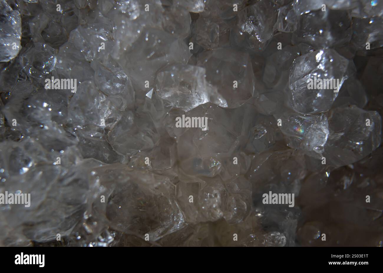 Il quarzo di cristallo mostra una straordinaria gamma di sfaccettature scintillanti, catturando la luce e rivelando in modo splendido le sue trame e formazioni uniche. Foto Stock