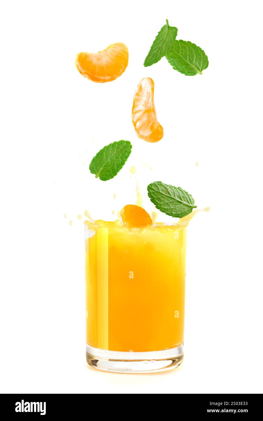 Un cocktail rinfrescante con sapore agrumato e foglie di menta viene catturato a metà spruzzo, mostrando colori vivaci e ingredienti vivaci. Foto Stock