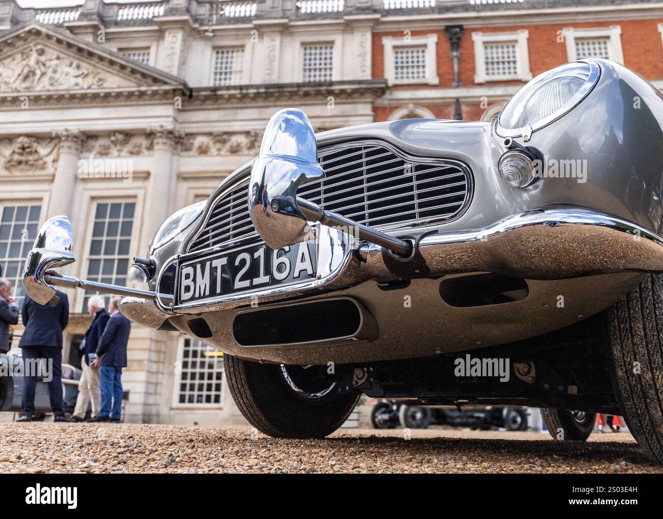 Fabbrica Aston Martin James Bond DB5 al Concours of Elegance 2023, Hampton Court Palace Foto Stock