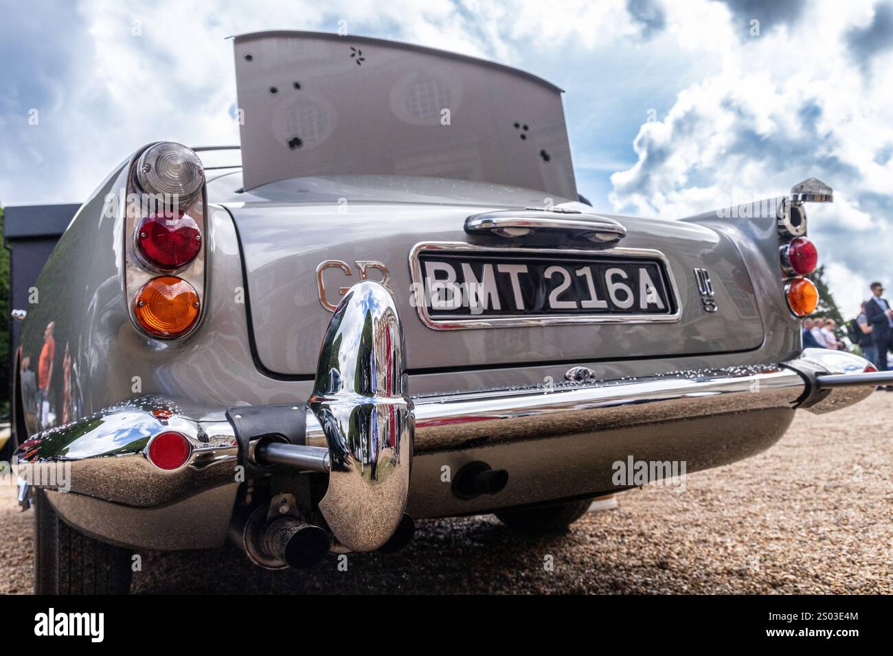 Fabbrica Aston Martin James Bond DB5 al Concours of Elegance 2023, Hampton Court Palace Foto Stock