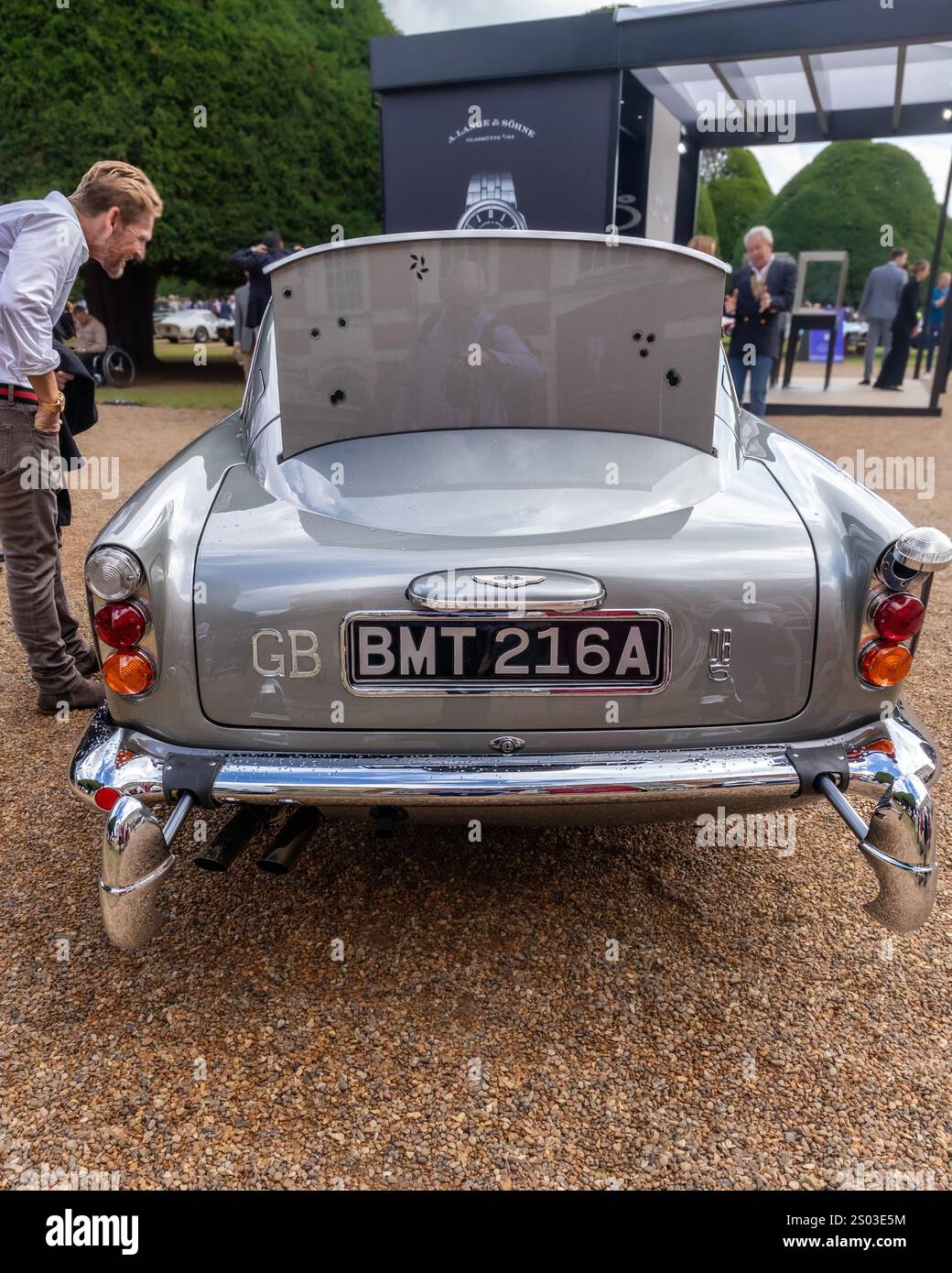 Fabbrica Aston Martin James Bond DB5 al Concours of Elegance 2023, Hampton Court Palace Foto Stock