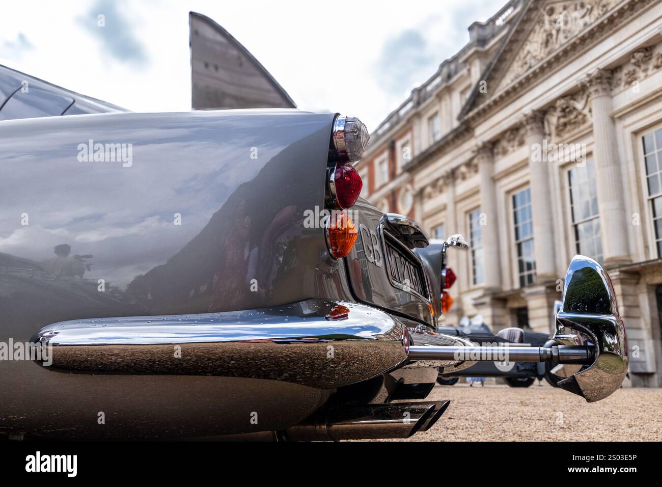 Fabbrica Aston Martin James Bond DB5 al Concours of Elegance 2023, Hampton Court Palace Foto Stock