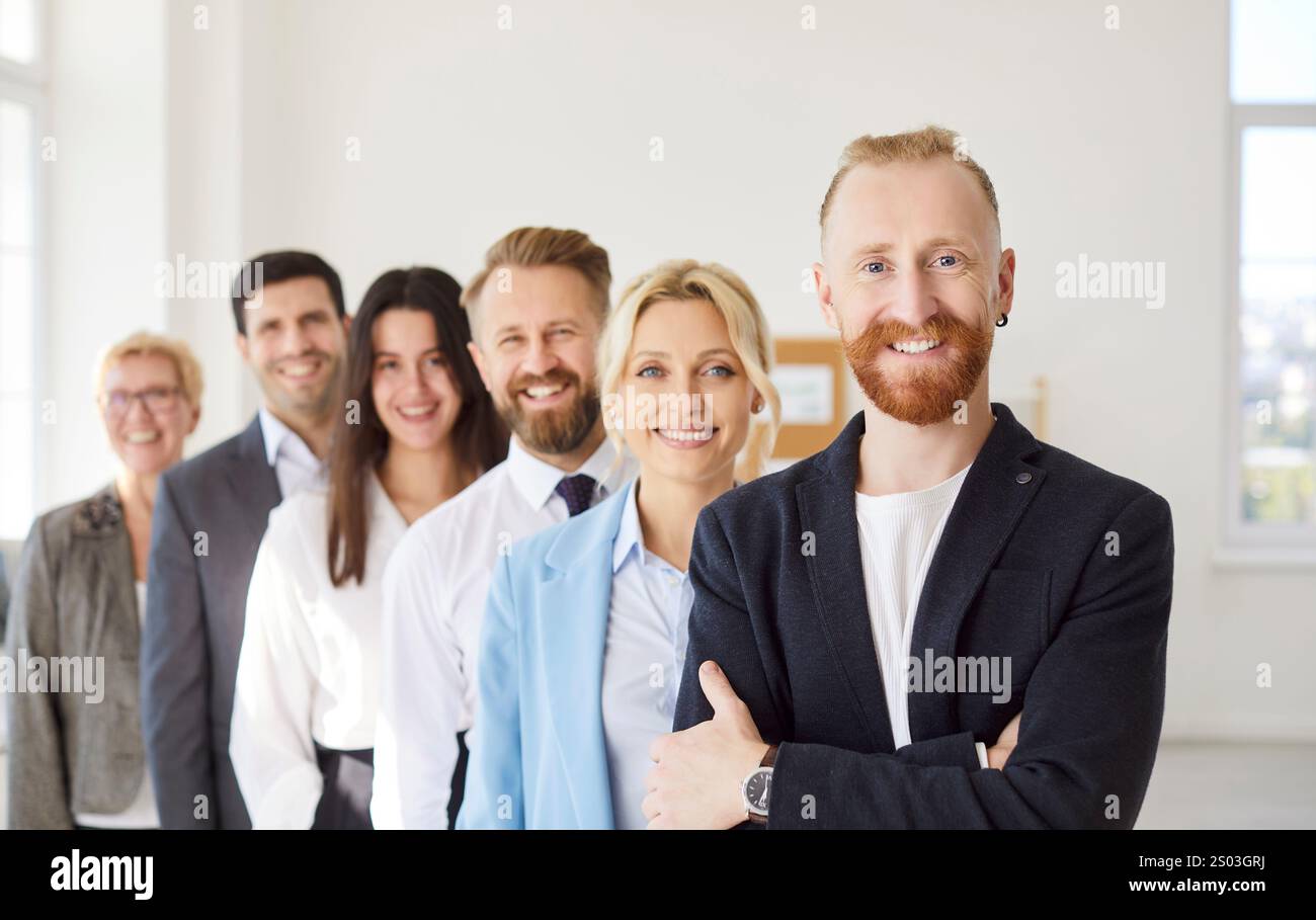 Ritratto di Un gruppo eterogeneo di professionisti in ufficio Foto Stock