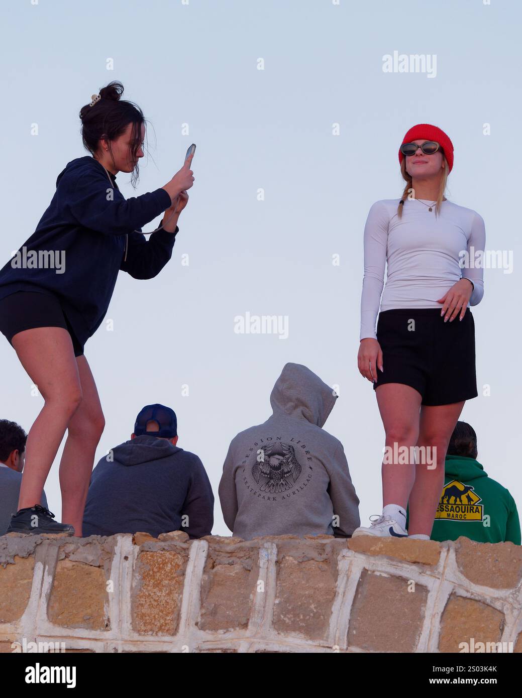 Nel villaggio di Taghazout, in Marocco. 23 dicembre 2024 Foto Stock