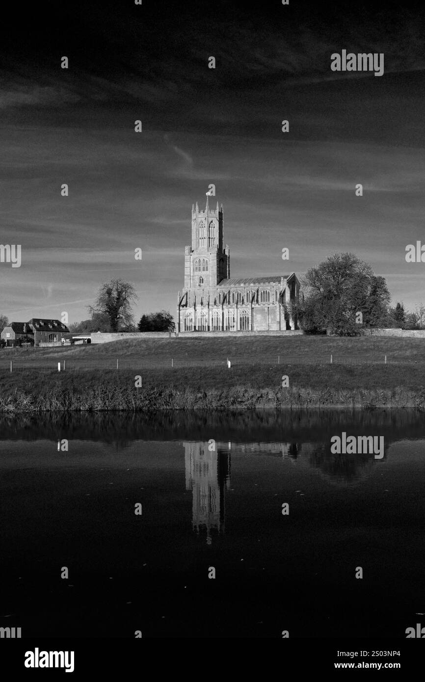 Vista autunnale della St. Marys Church, del fiume Nene, del villaggio di Fotheringhay, del Northamptonshire, Inghilterra, REGNO UNITO Foto Stock