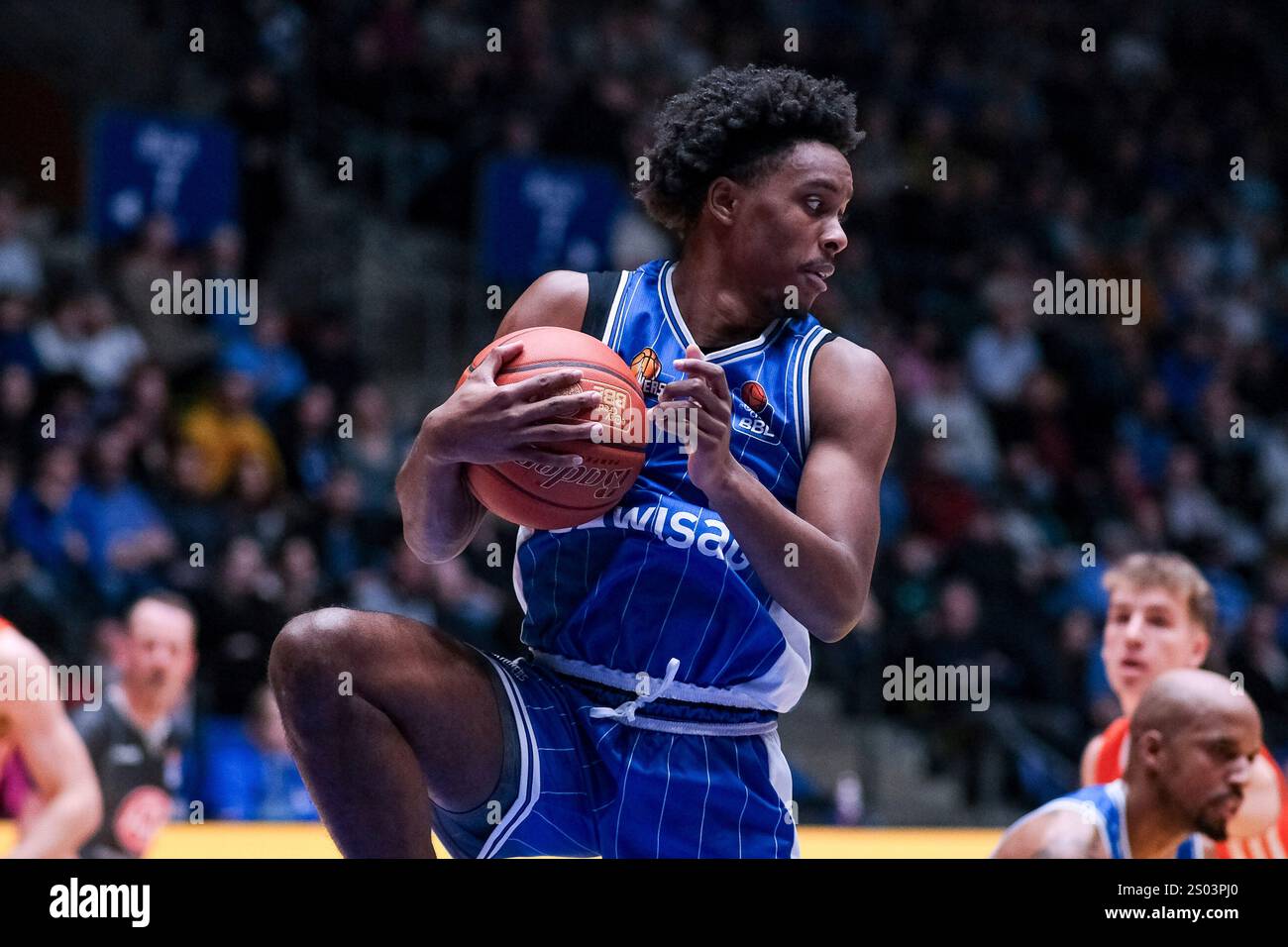 Francoforte sul meno, Germania. 23 dicembre 2024. Malik Parsons (Skyliners Frankfurt, #00) AM Ball, GER, Skyliners Frankfurt vs. Ratiopharm Ulm, easycredit BBL, Basketball, Bundesliga, 12. Spieltag, Spielzeit 2024/2025, 23.12.2024. Foto: Eibner-Pressefoto/Florian Wiegand credito: dpa/Alamy Live News Foto Stock
