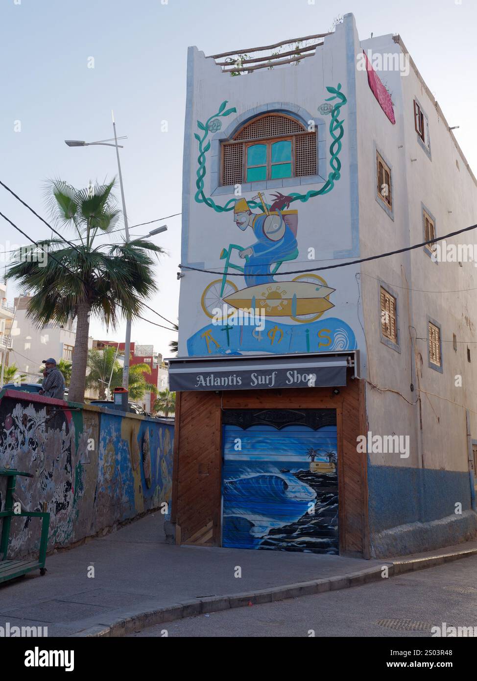 Negozio di surf con illustrazioni colorate nel villaggio di Taghazout, Marocco. 24 dicembre 2024 Foto Stock