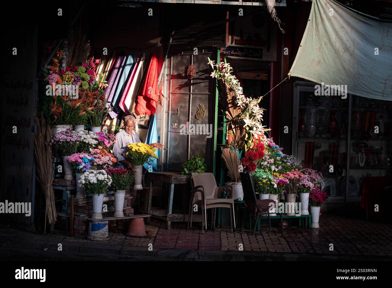 Un vivace negozio di fiori ad Alessandria, in Egitto, adornato da mazzi e piante colorate, che mostra la vita urbana locale e il tradizionale commercio di strada. Foto Stock