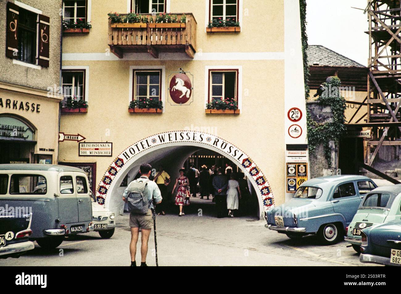 Tunnel in strada, Hotel Weisses Rossl, White Horse Inn, St. Wolfgang im Salzkammergut, Austria, Europa 1960 Foto Stock