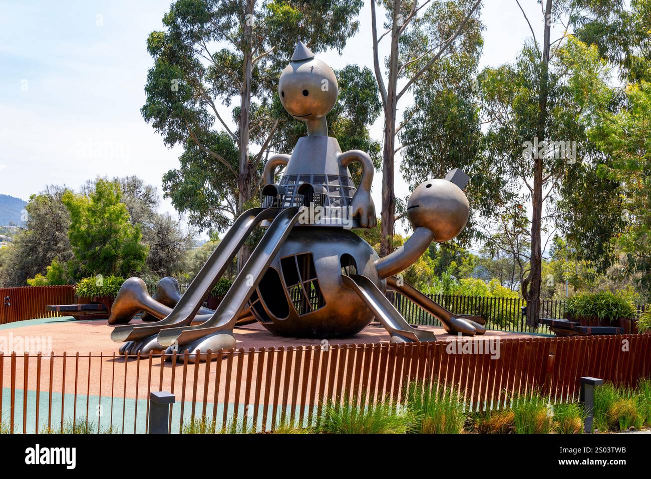 Scultura e parco giochi in bronzo, Girls Rule di Tom Otherness, al Museum of New and Old Art MONA, Tasmania, Australia Foto Stock