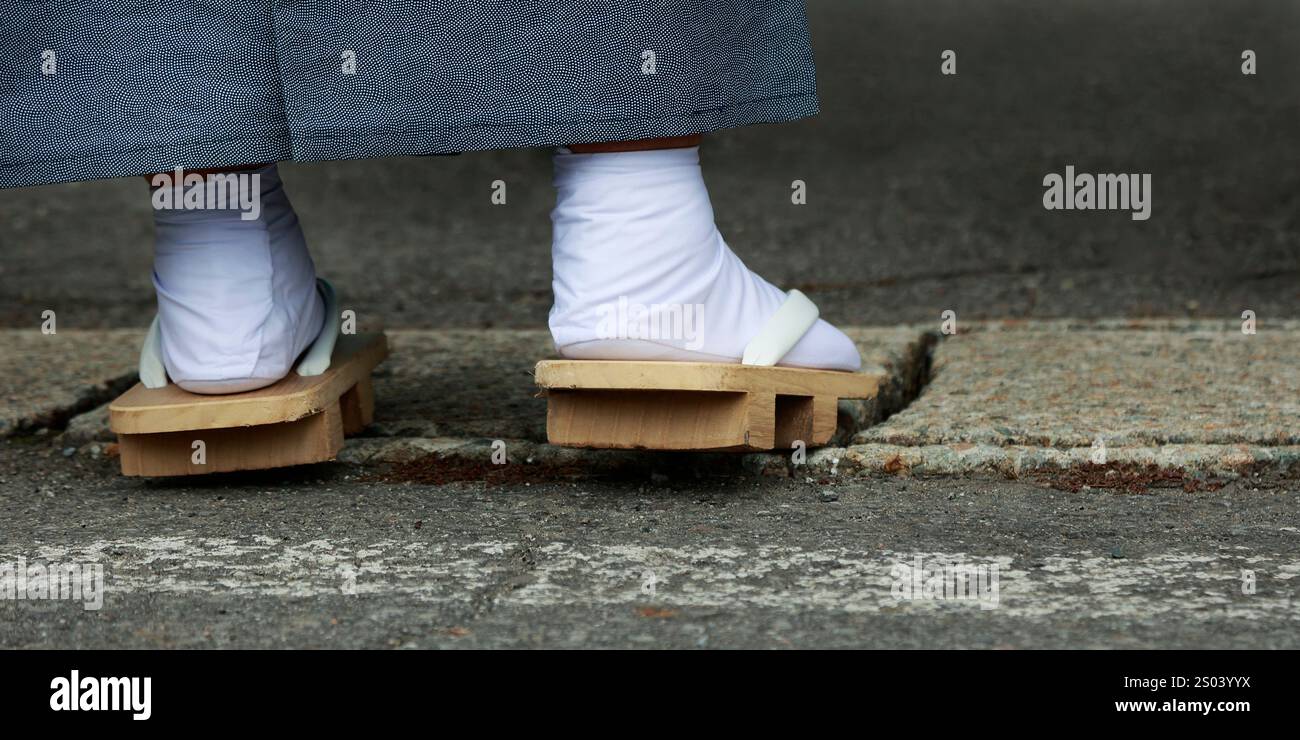Primo piano del vestito dei piedi con geta, scarpe tradizionali giapponesi in legno Foto Stock