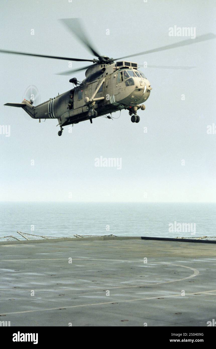 Prima guerra del Golfo: 20 marzo 1991 un 845 Naval Air Squadron Westland Sea King HC. Mk 4/HA. Mk 5 elicottero, numero di serie ZA312 B, in procinto di atterrare sul ponte di RFA Sir Galahad (L3005) durante le operazioni di sminamento al largo del porto di Shuaiba in Kuwait. Foto Stock