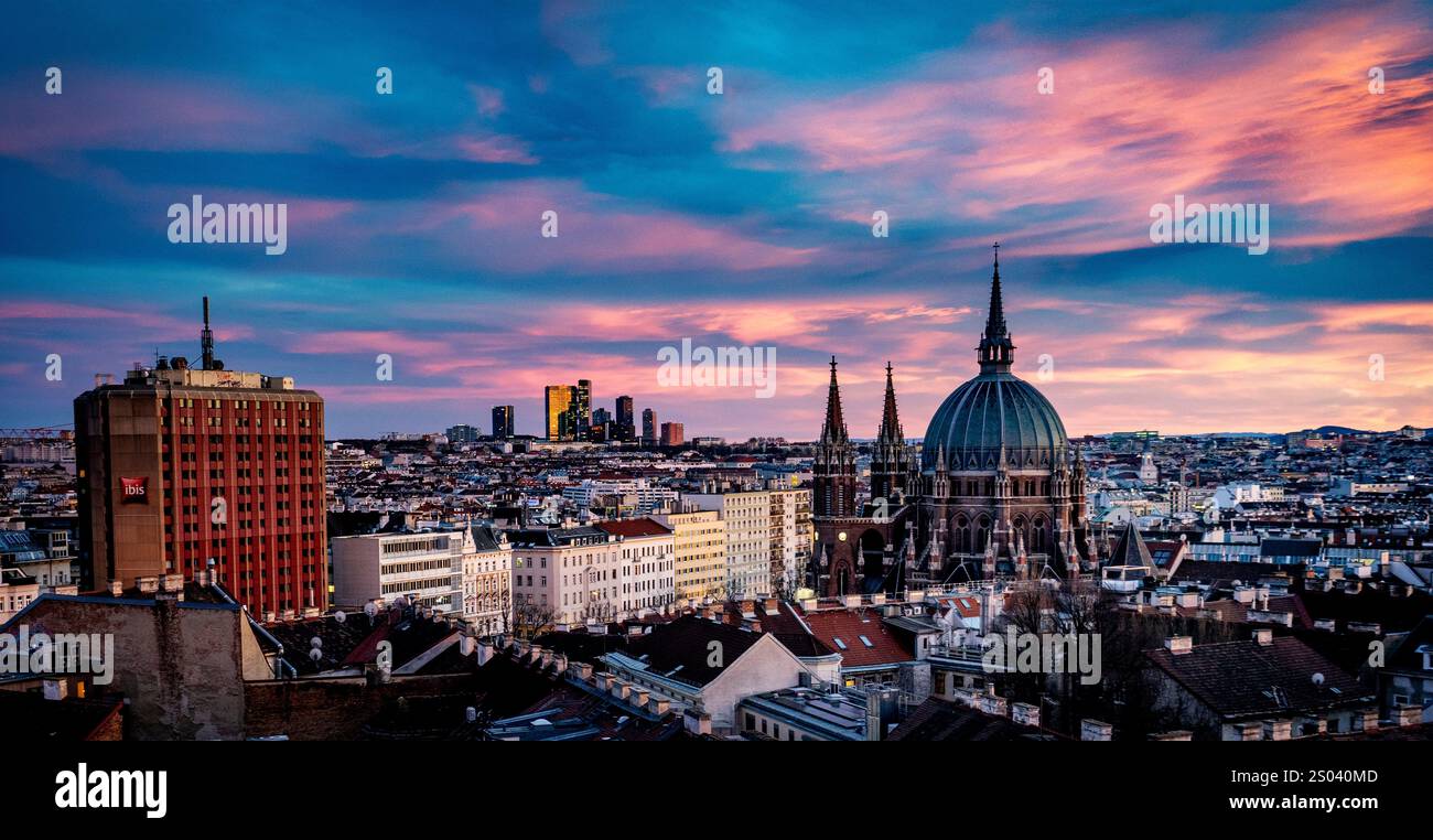 Una vista panoramica dello skyline della città al tramonto, caratterizzata da un mix di architettura moderna e storica. Il cielo è dipinto con vivaci sfumature di rosa e pu Foto Stock