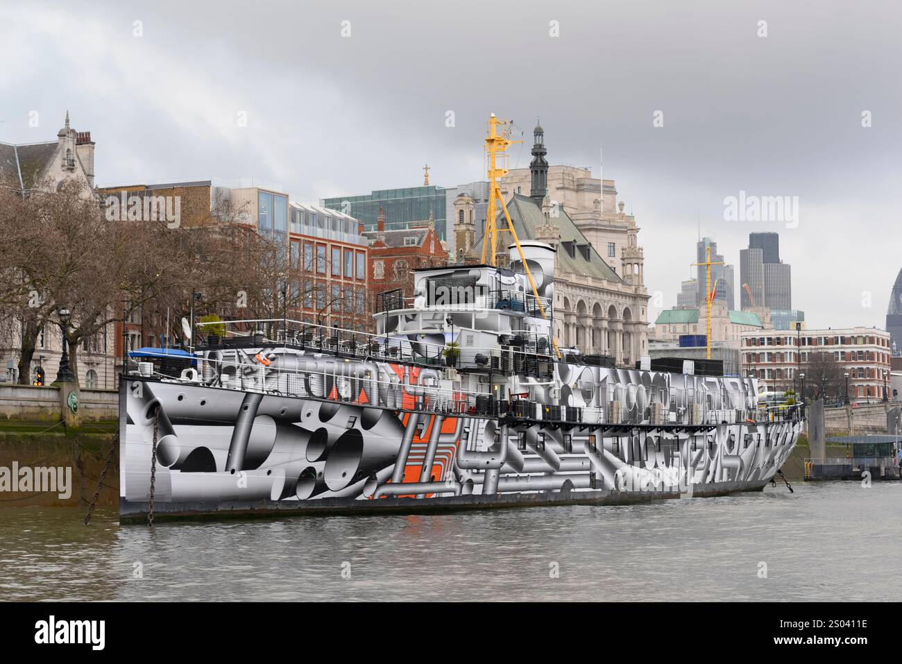 Opera d'arte di tube su una barca ormeggiata a Victoria Embankment, River Tamigi, Londra, febbraio 2015, REGNO UNITO Foto Stock