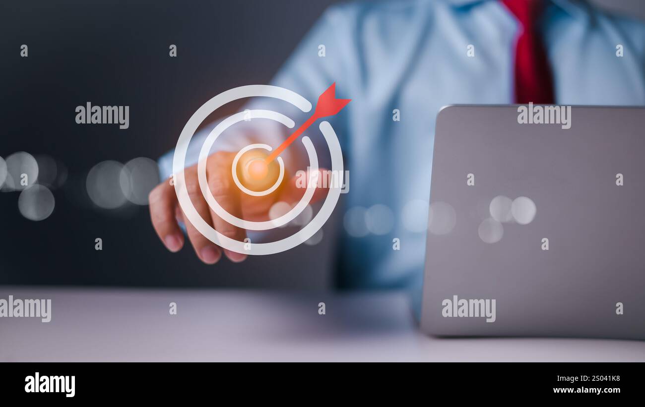 Targeting del concetto di business, pianificazione strategica per la crescita aziendale e target del gruppo di clienti, impostazione dell'obiettivo di business, punto dell'uomo d'affari Foto Stock