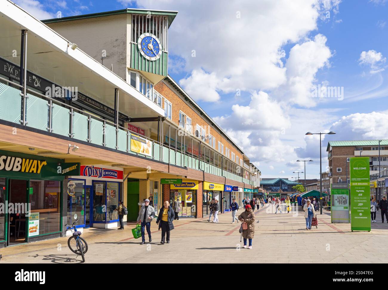 Corby Corporation Street Shops with people shopping in Willow Place centro commerciale Corby Town Center Corby Northamptonshire Inghilterra Regno Unito GB Europa Foto Stock
