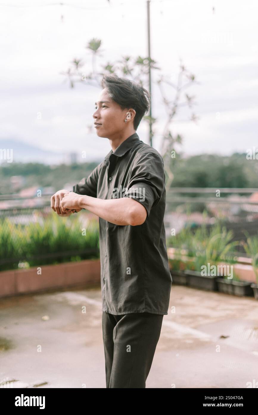 Uomo del sud-est asiatico che si allena all'aperto e si impegna in una routine di fitness. Stile di vita attivo, vita sana e concetto di attività fisica. Luce naturale Foto Stock