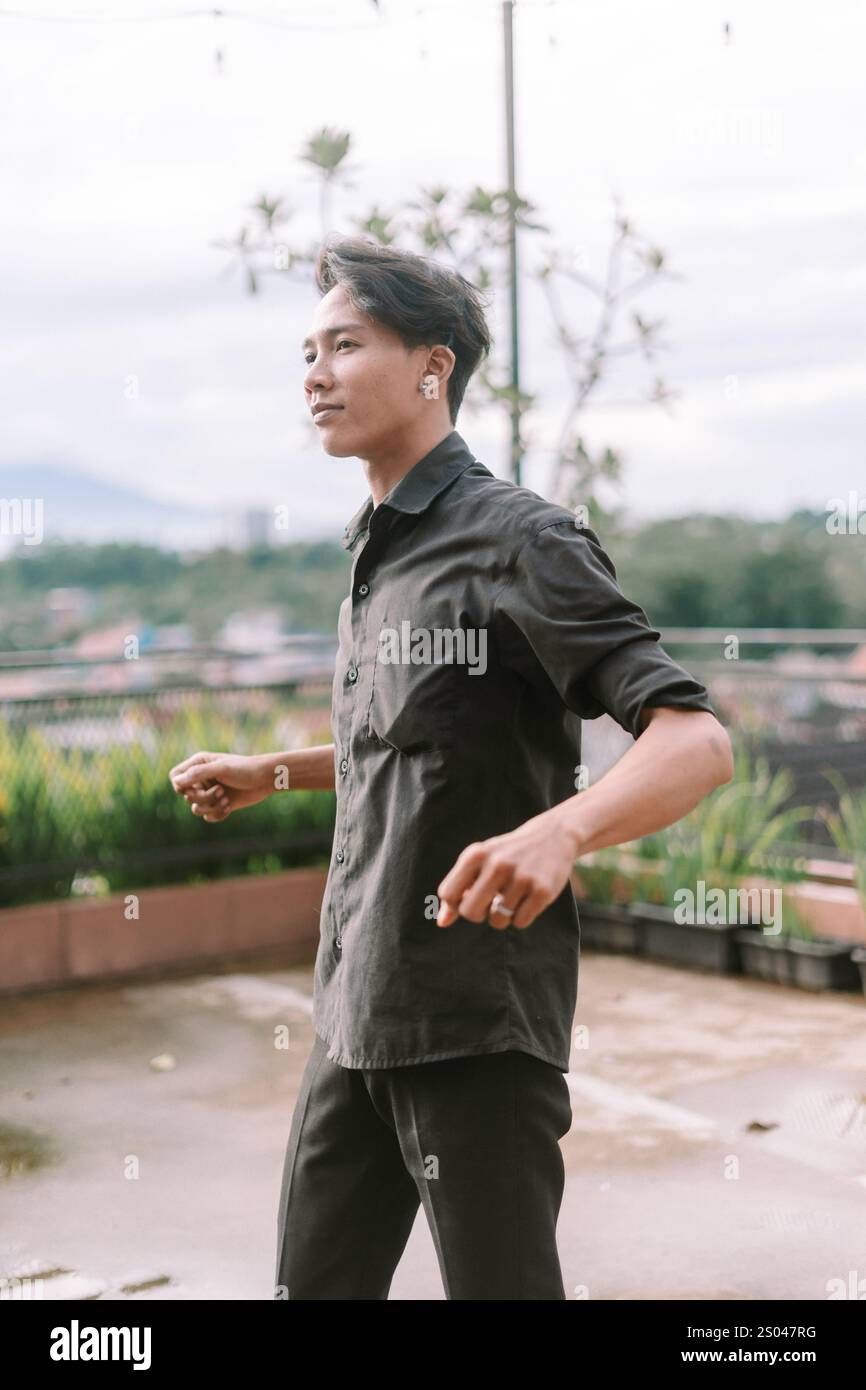 Uomo del sud-est asiatico che si allena all'aperto e si impegna in una routine di fitness. Stile di vita attivo, vita sana e concetto di attività fisica. Luce naturale Foto Stock