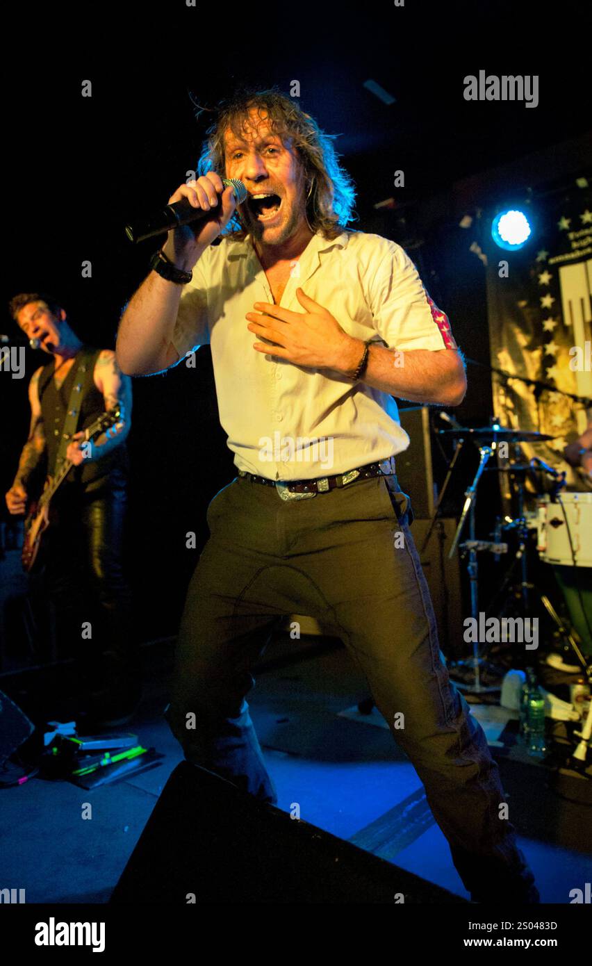 Rock band Terrorvision in concerto a Wolverhampton Slade Rooms, ottobre 2011. Il cantante Tony Wright. Foto Stock