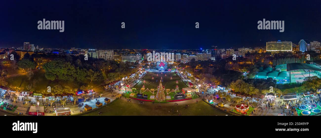 Lisbona, Portogallo - 23 dicembre 2024: Vista panoramica dei festeggiamenti natalizi del Wonderland Lisbon al Parco Eduardo XII Foto Stock