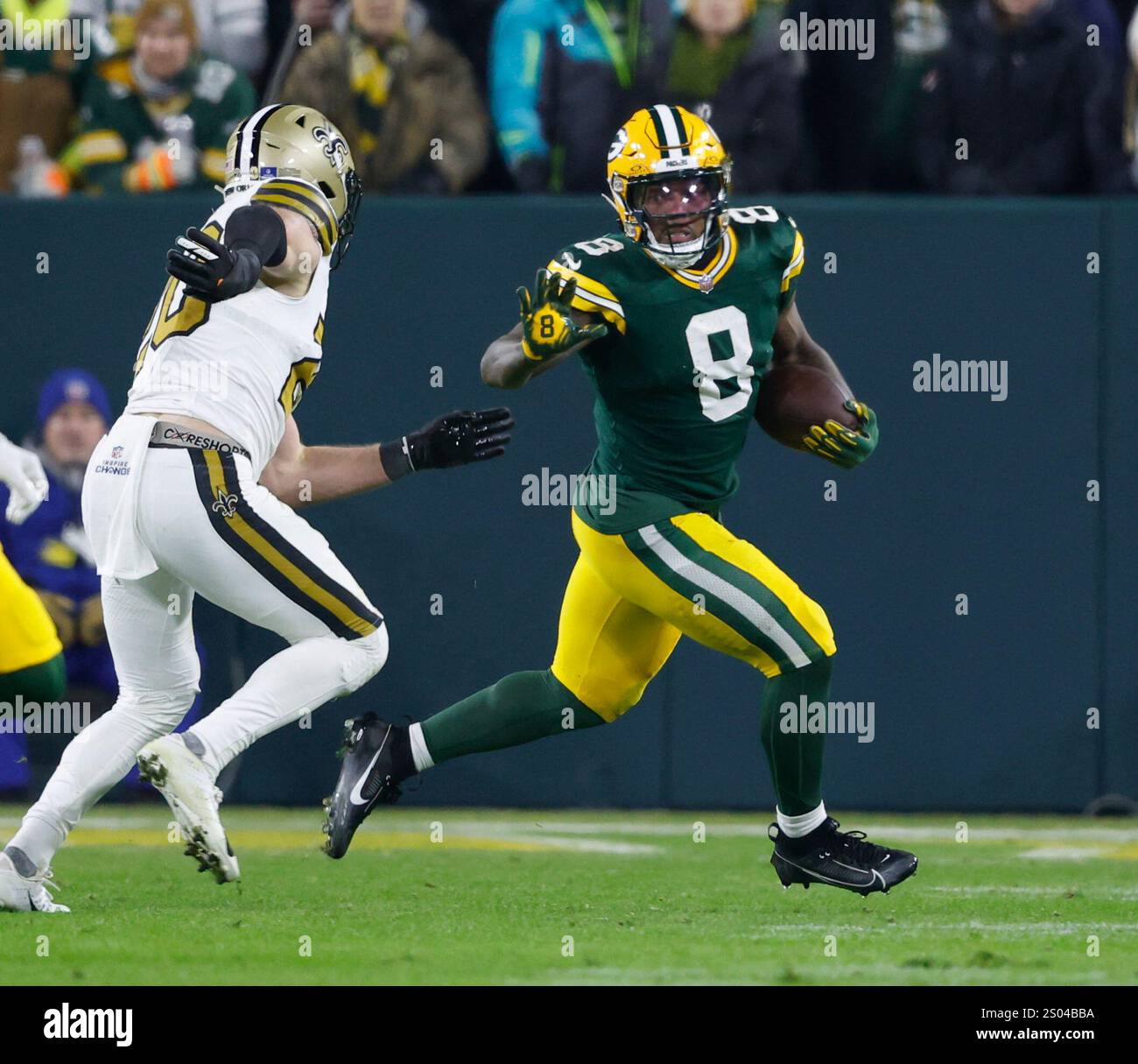 Green Bay Packers running back Josh Jacobs (8) runs against the New Orleans Saints Monday, Dec. 23, 2024, in Green Bay, Wis. (AP Photo/Jeffrey Phelps Foto Stock