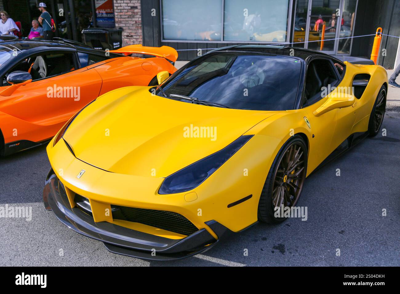 Un'auto sportiva Ferrari 488 gialla in mostra al Fast and Fabulous Car Show di Auburn, Indiana, USA. Foto Stock