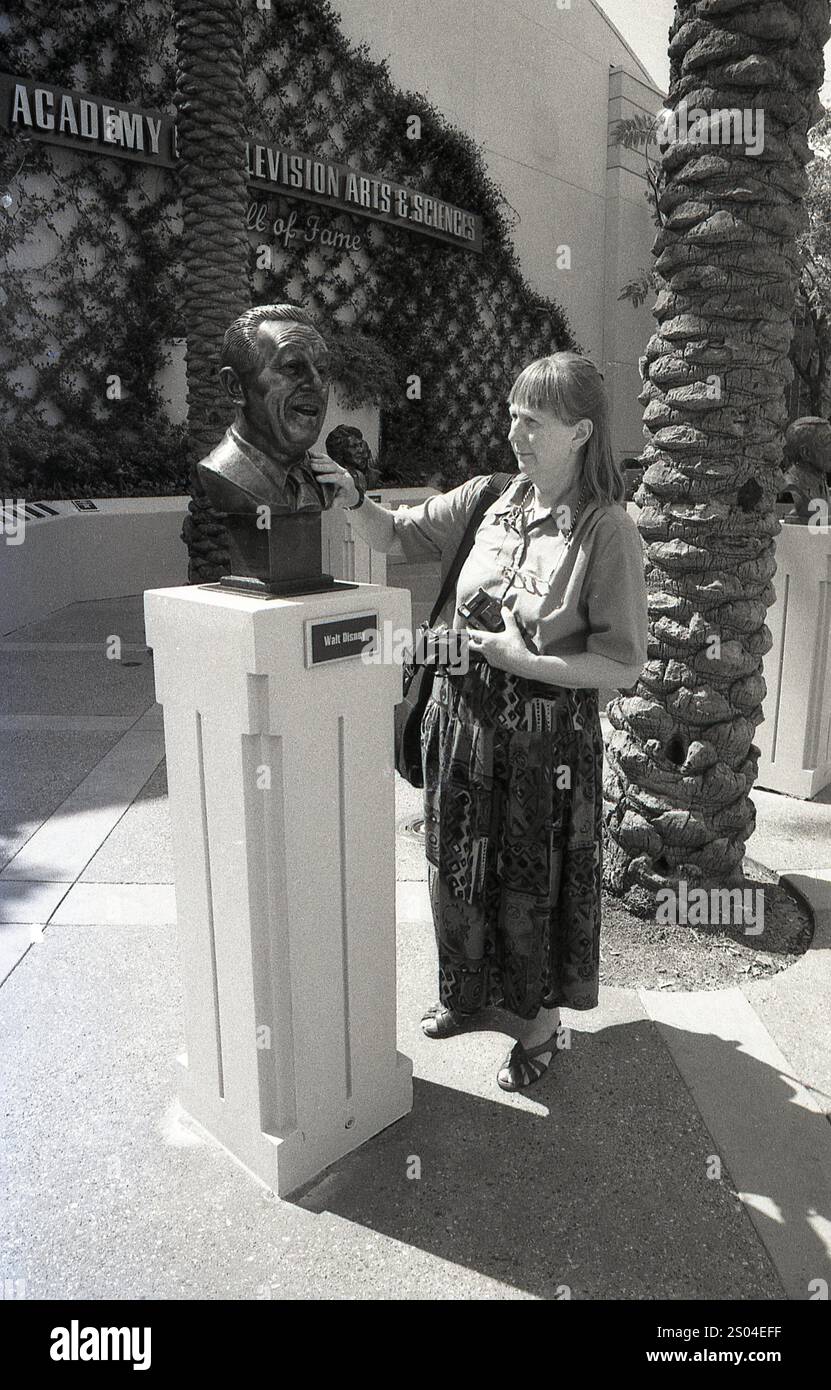 Anni '1990, una donna turistica che tocca il busto di Walt Disney all'Academy of Television, Arts & Science Hall of Fame a Daytona Beach, USA. Foto Stock