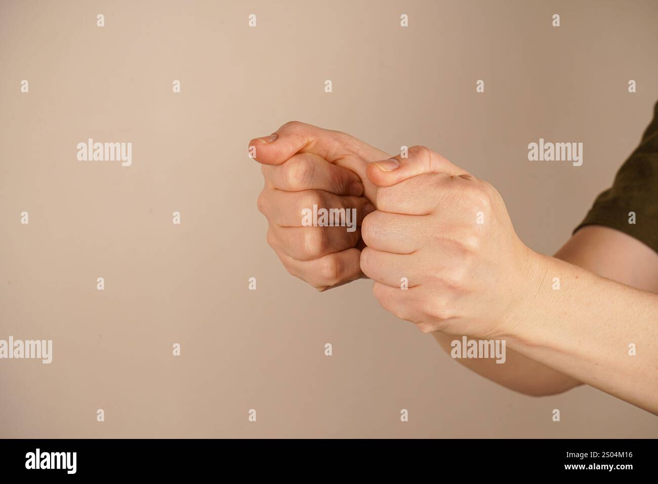 Due pugni, che mostrano forza e determinazione. Lo sfondo minimalista migliora il potente messaggio del gesto. Incarnazione eterna della determinazione Foto Stock