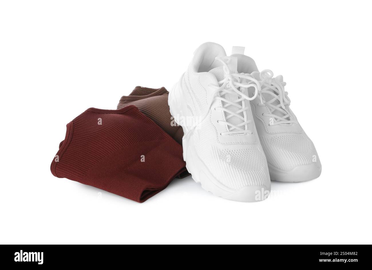 Sneaker eleganti e abbigliamento sportivo da donna con isolamento sul bianco Foto Stock